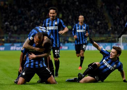 L'abbraccio dei compagni. Ansa